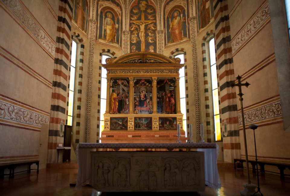 Hauptkapelle der Basilika San Zeno mit vergoldetem Holzaltar