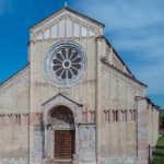 Foto do exterior da Basílica de San Zeno, na sua totalidade