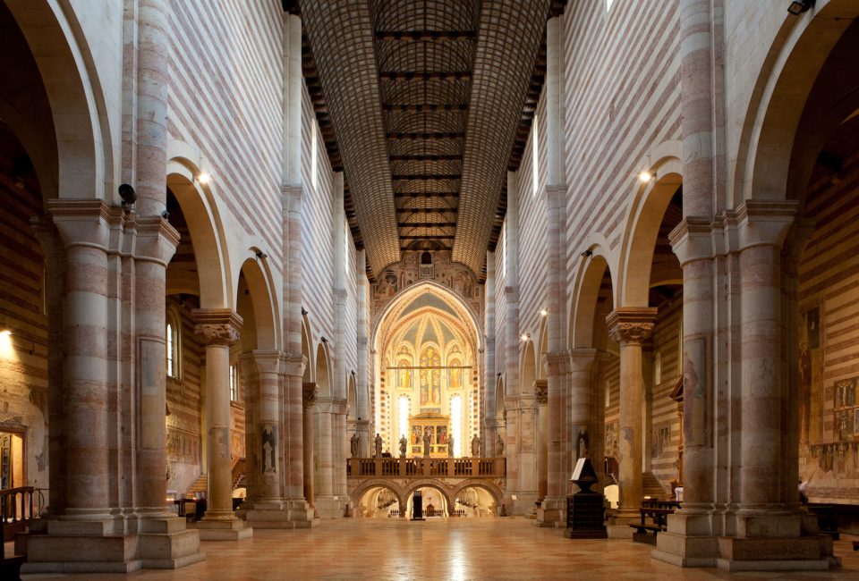 Foto dos interiores da Basílica